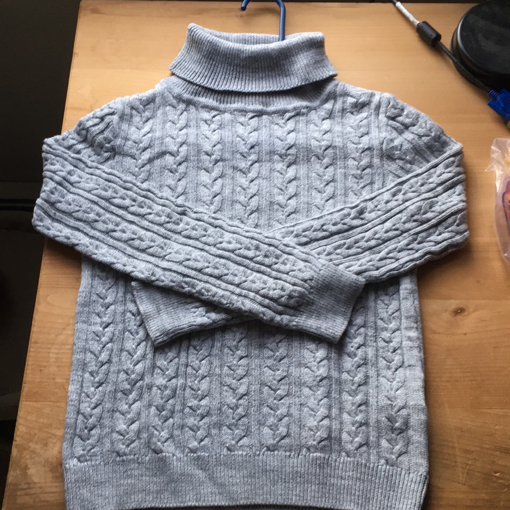Cosy cable knit grey turtleneck sweater.